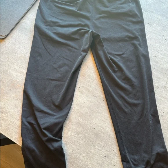 Vuori Coronado Black Streamlined Joggers - Picture 6 of 6